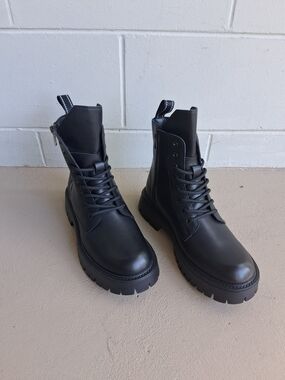 Black Men's Combat Boots - Sleek Lace-Up Style